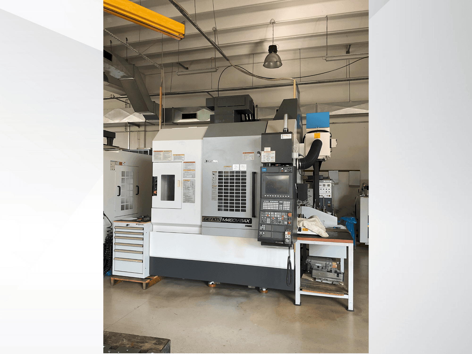 Koneen  Okuma GENOS M460V-5AX etunäkymä