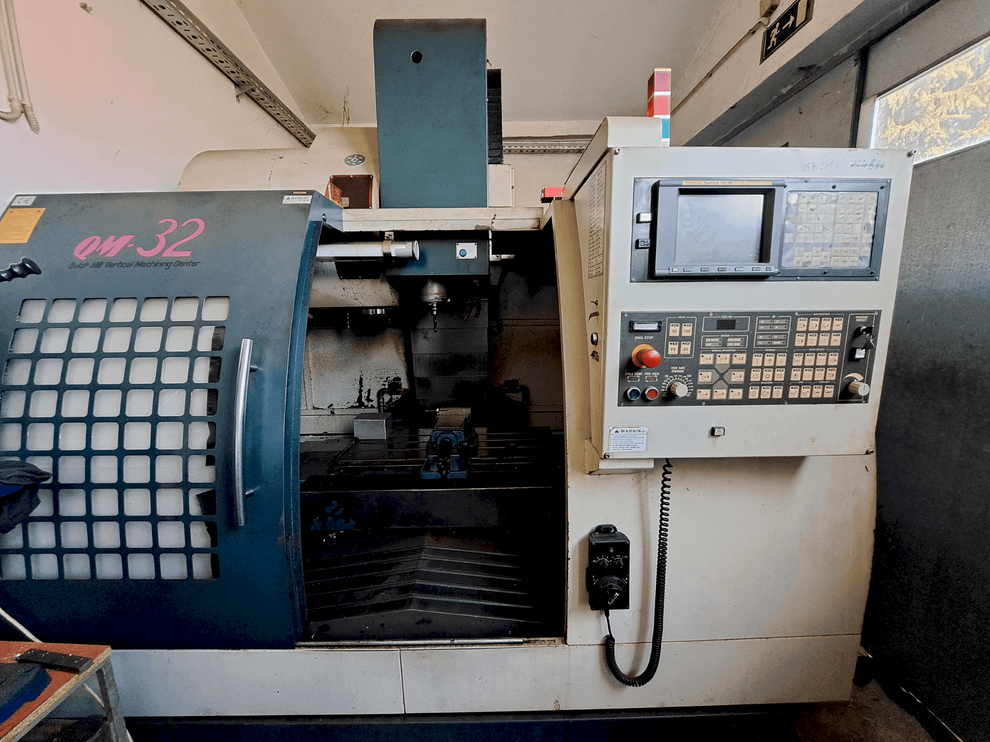 Koneen  Feeler QM-32 etunäkymä