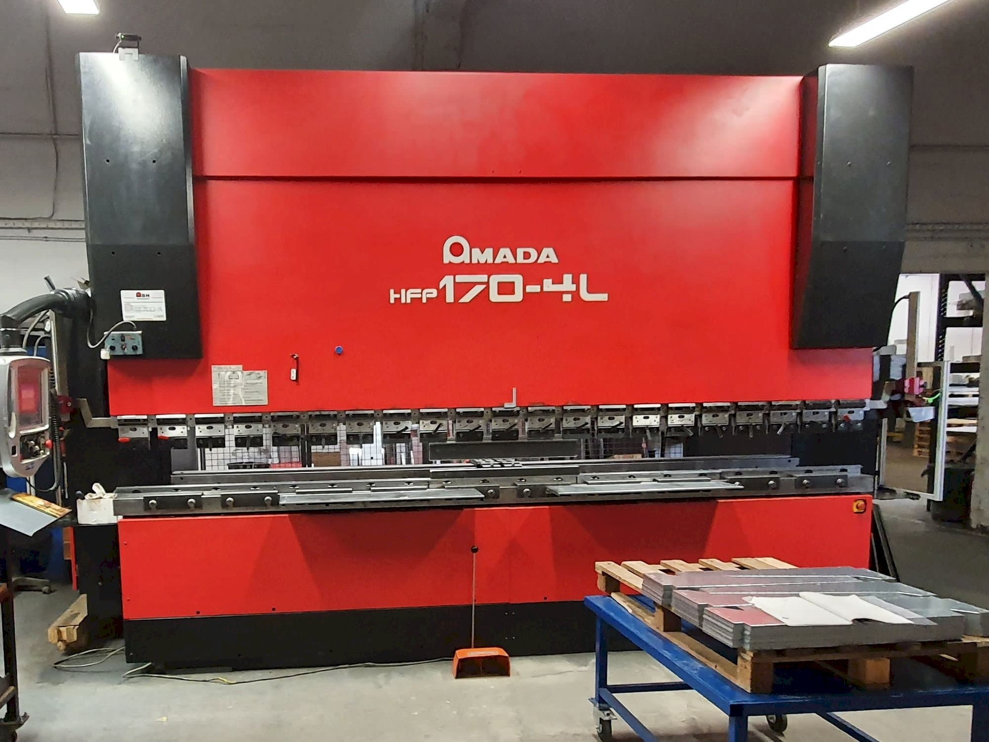 Koneen  AMADA HFP 170-4 L etunäkymä