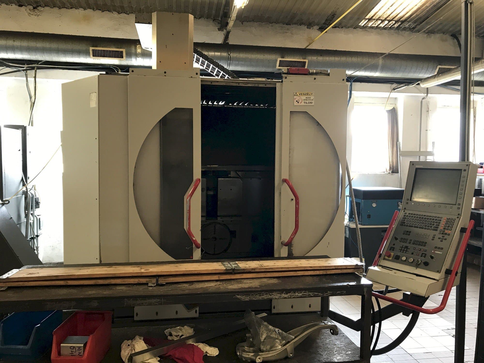 Koneen  HERMLE B 300 U etunäkymä