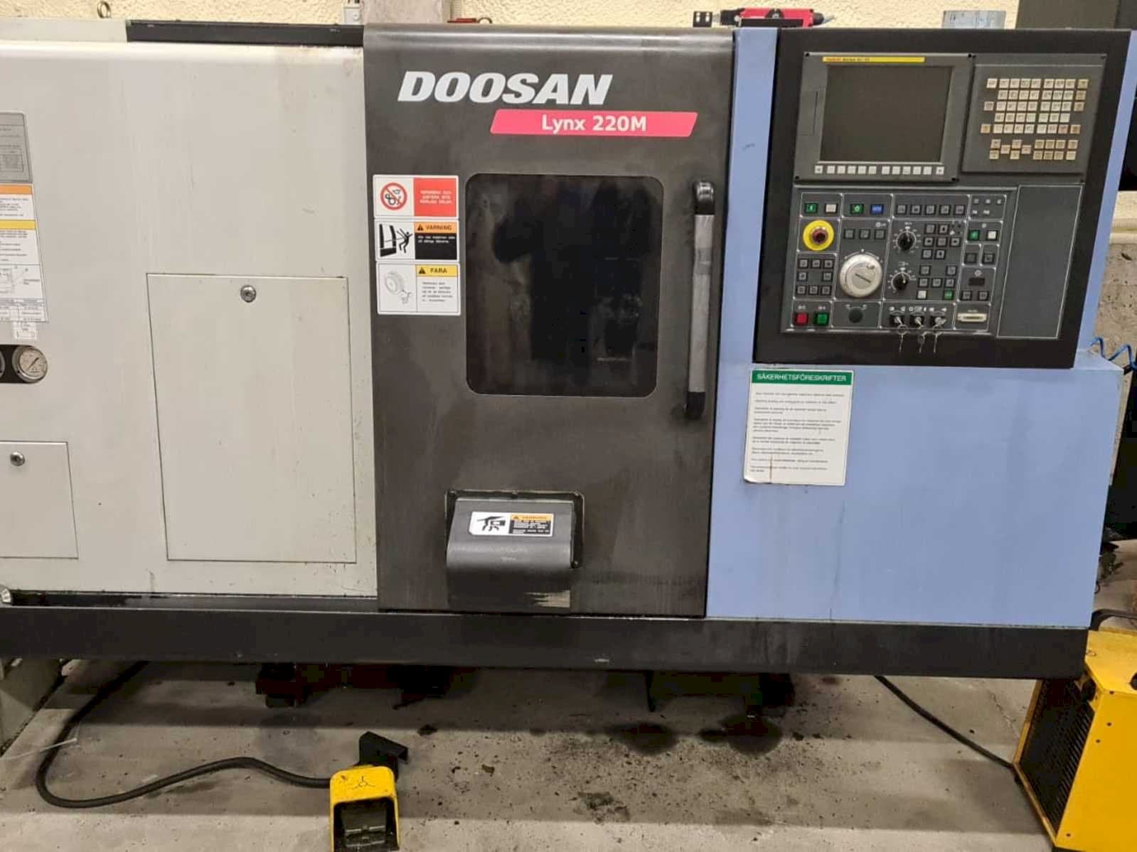 Koneen  Doosan Lynx 220MA + bar feeder LNS Express etunäkymä