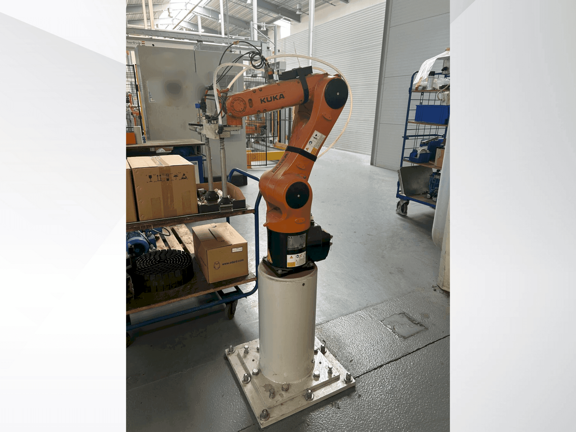 Koneen  KUKA KR 6 R900 fivve etunäkymä