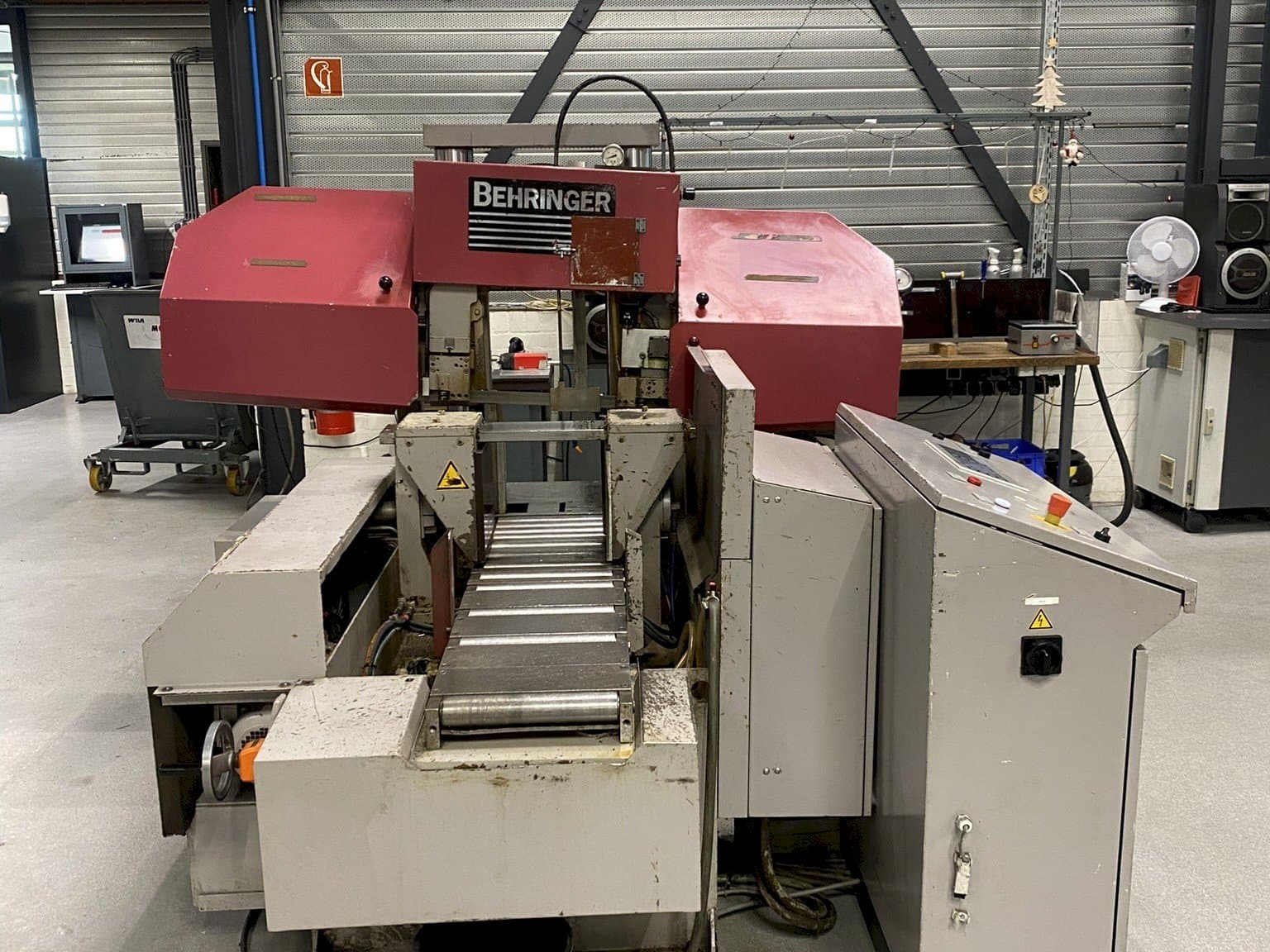 Koneen  Behringer HPB 303A etunäkymä