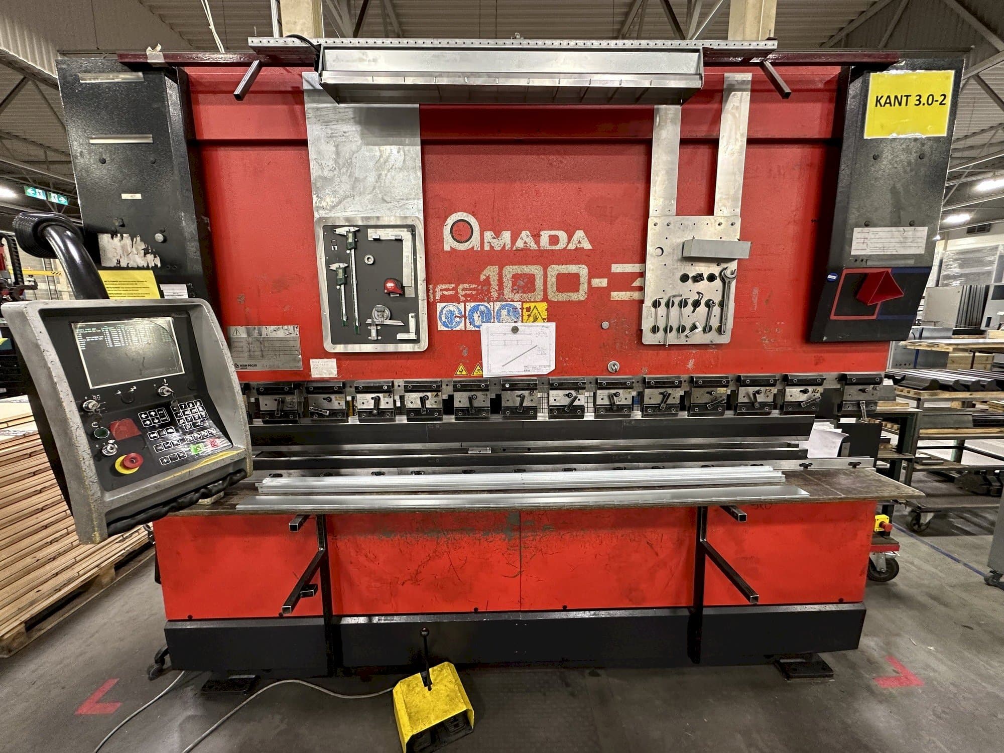 Koneen  AMADA HFE 100-3 etunäkymä