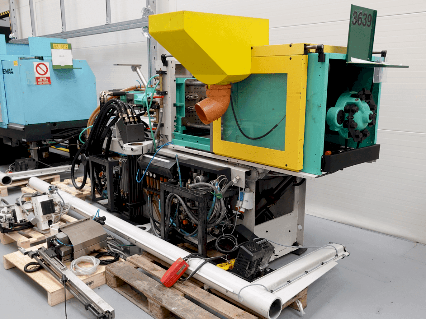 Koneen  Arburg ALLROUNDER 320C–500–100U etunäkymä