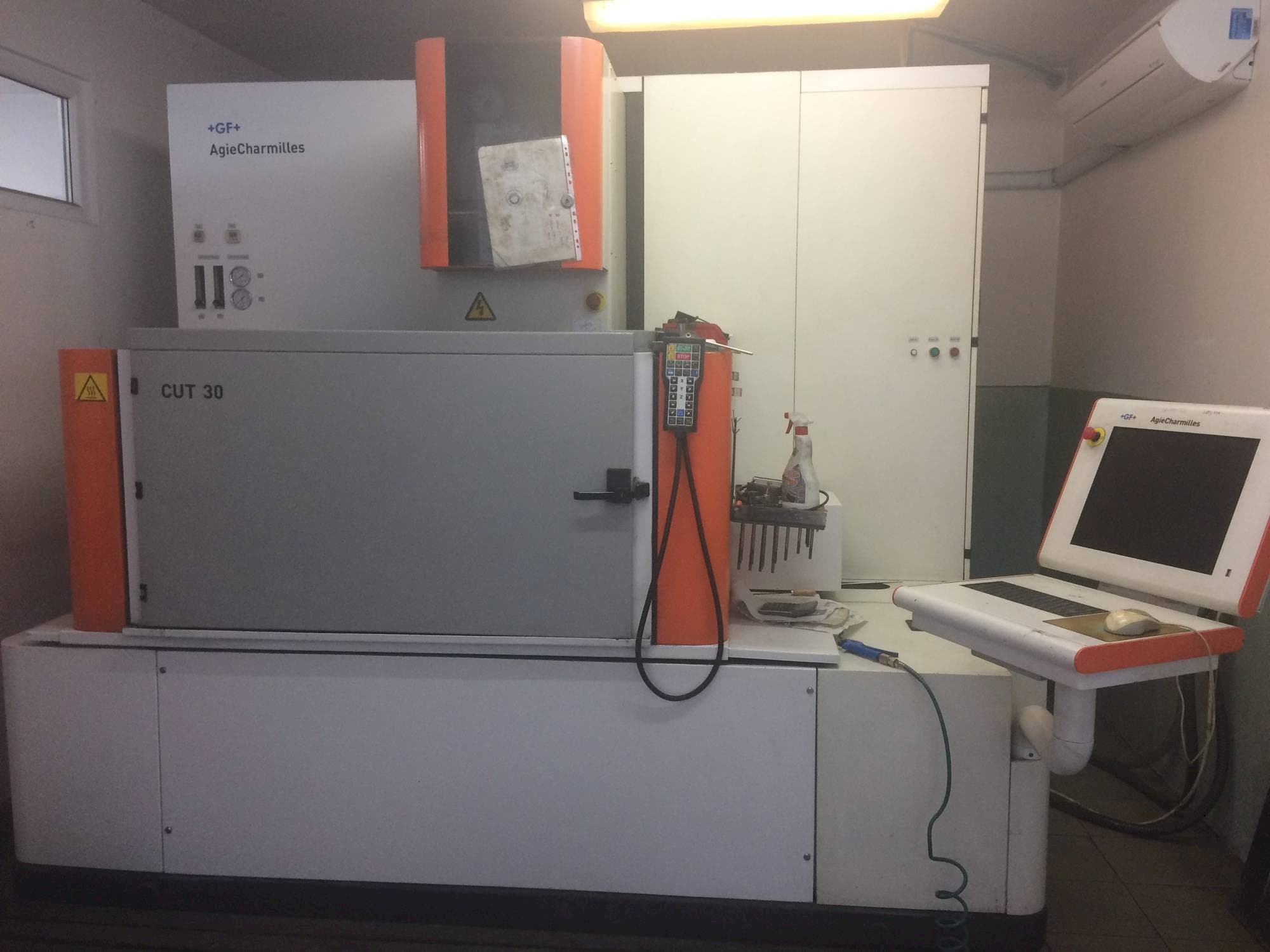 Koneen  AgieCharmilles CUT 30P etunäkymä