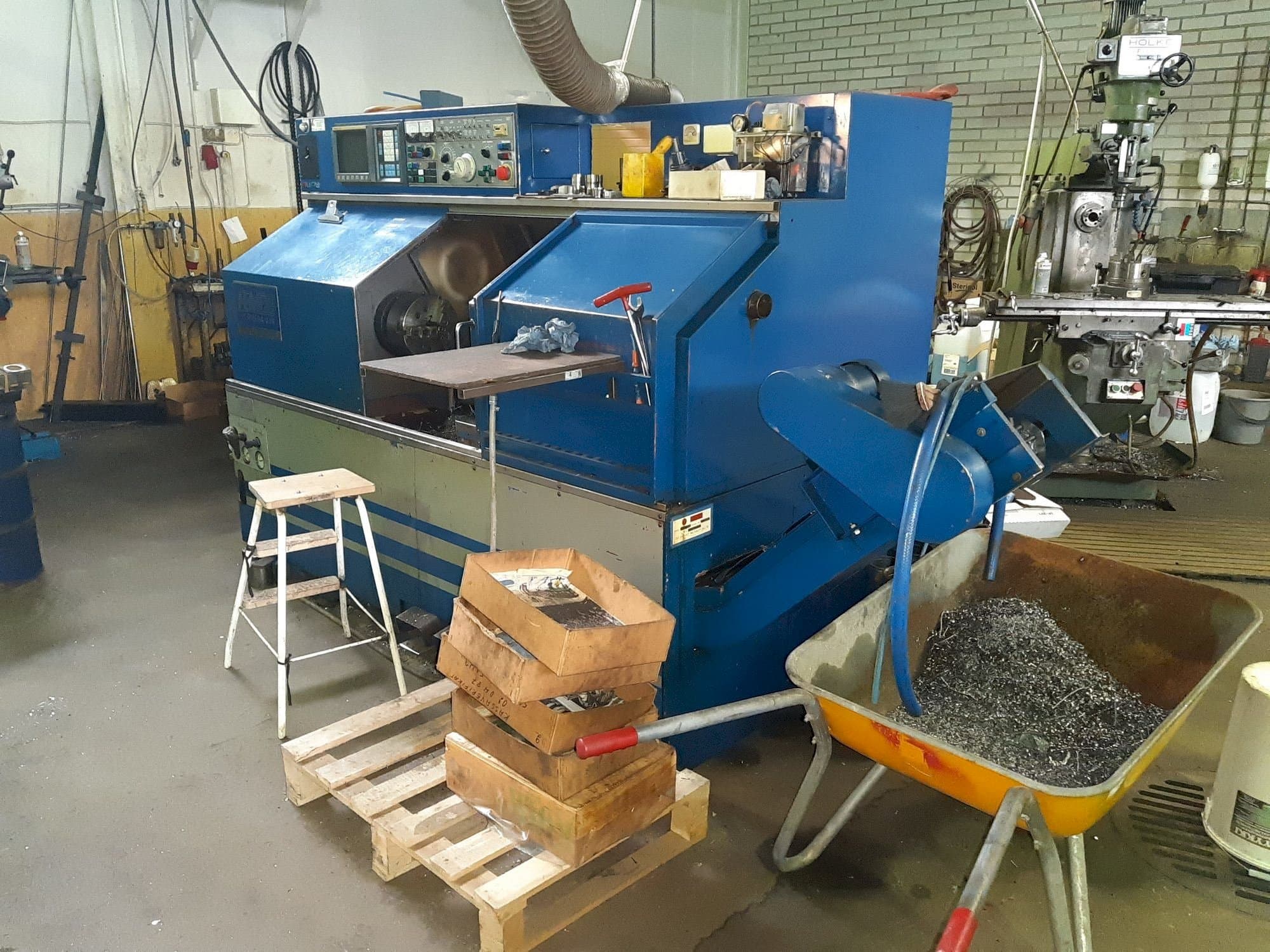 Koneen  FEMCO Durga 25E etunäkymä