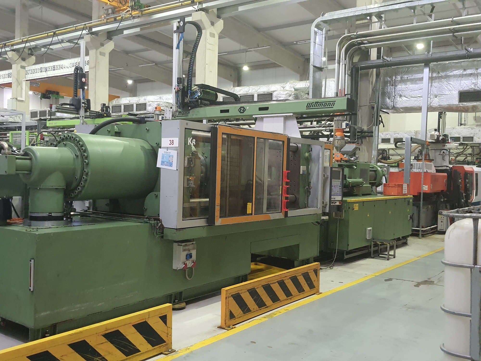 Koneen  Krauss Maffei 420-3000 etunäkymä