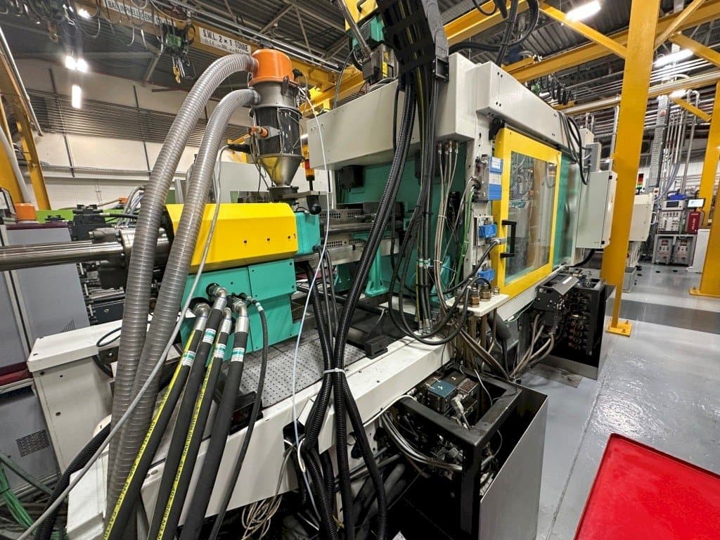 Koneen  Arburg Allrounder 570C 2000 -350/150 vasemman sivun näkymä