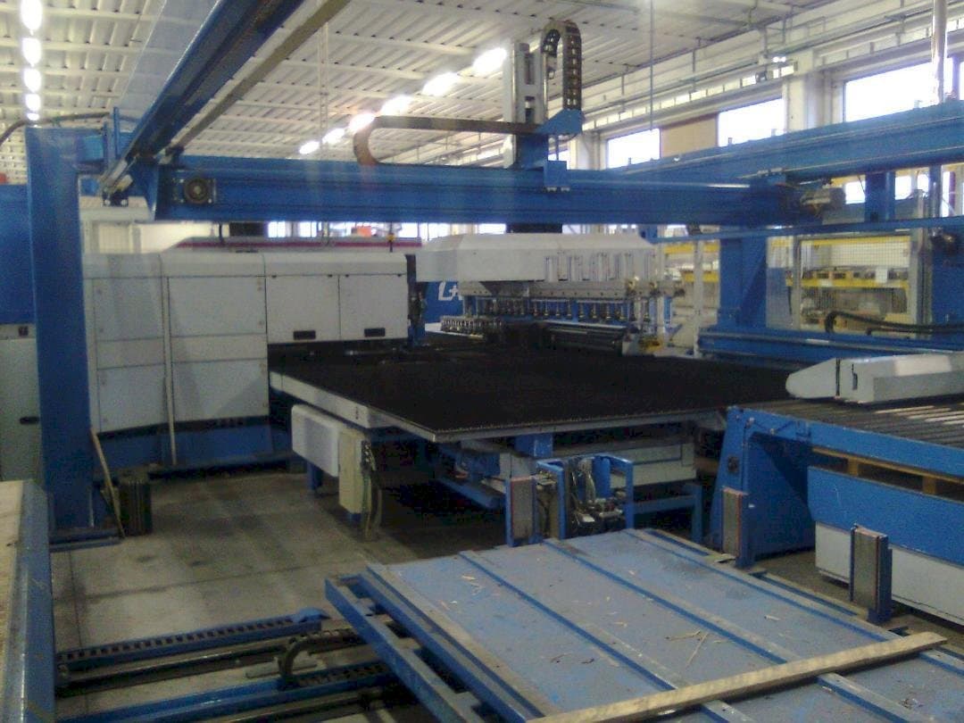 Koneen  Finn-Power LP6 etunäkymä