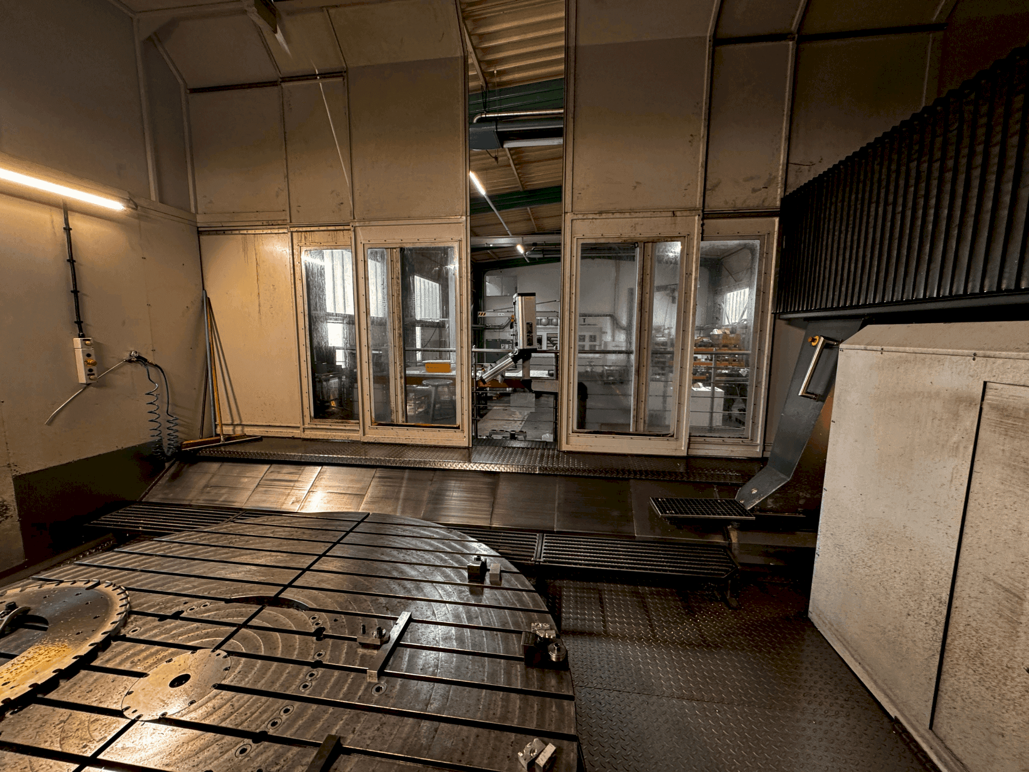 Koneen  AXA VPC 2800-U etunäkymä