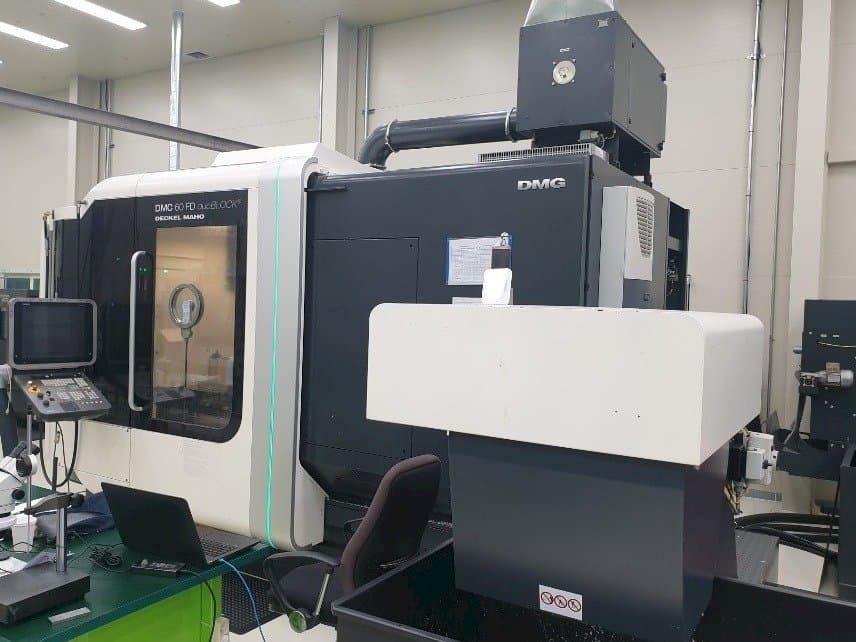 Koneen DMG Deckel Maho DMC 60 FD duoBLOCK etunäkymä