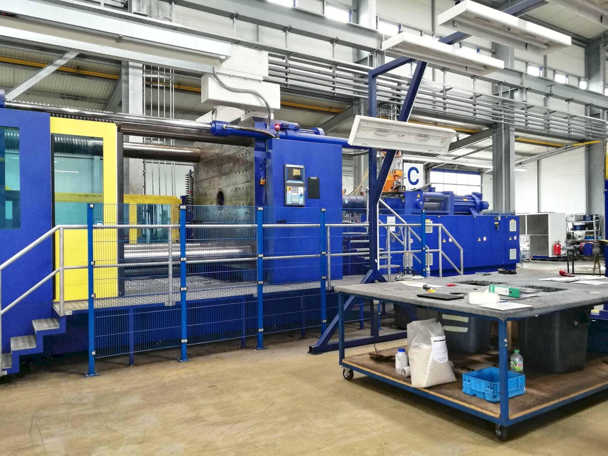 Koneen  Krauss Maffei 2300-12000 MX etunäkymä