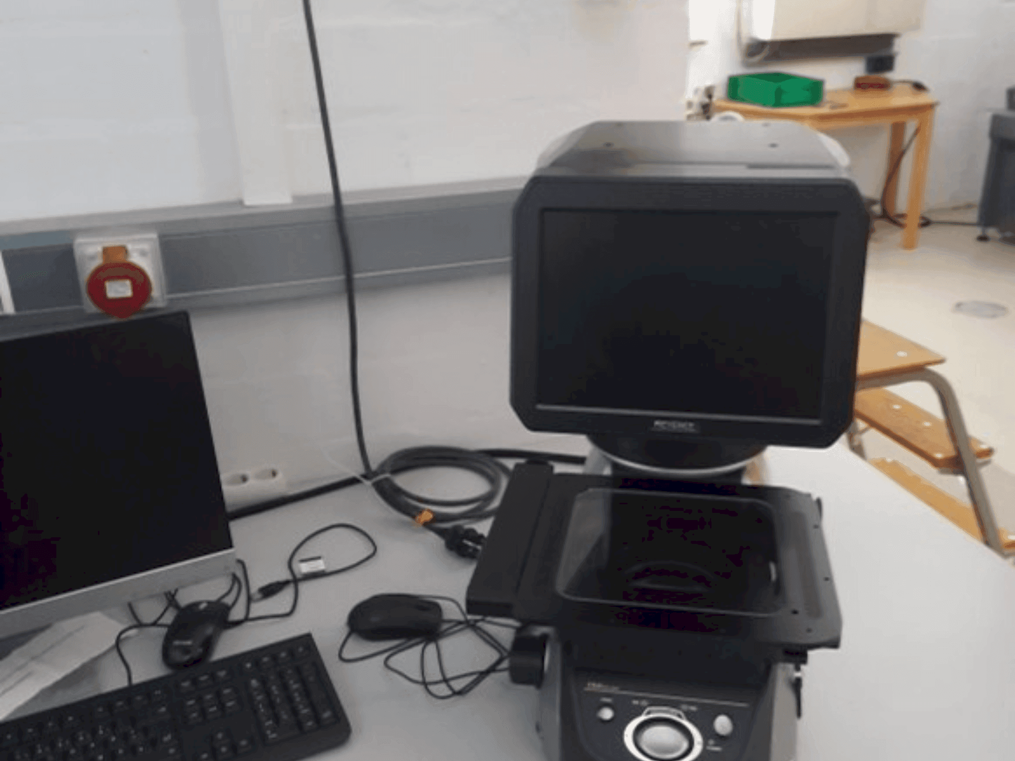 Koneen  KEYENCE IM-7020 etunäkymä