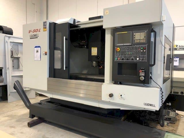 Koneen  Leadwell V50L etunäkymä