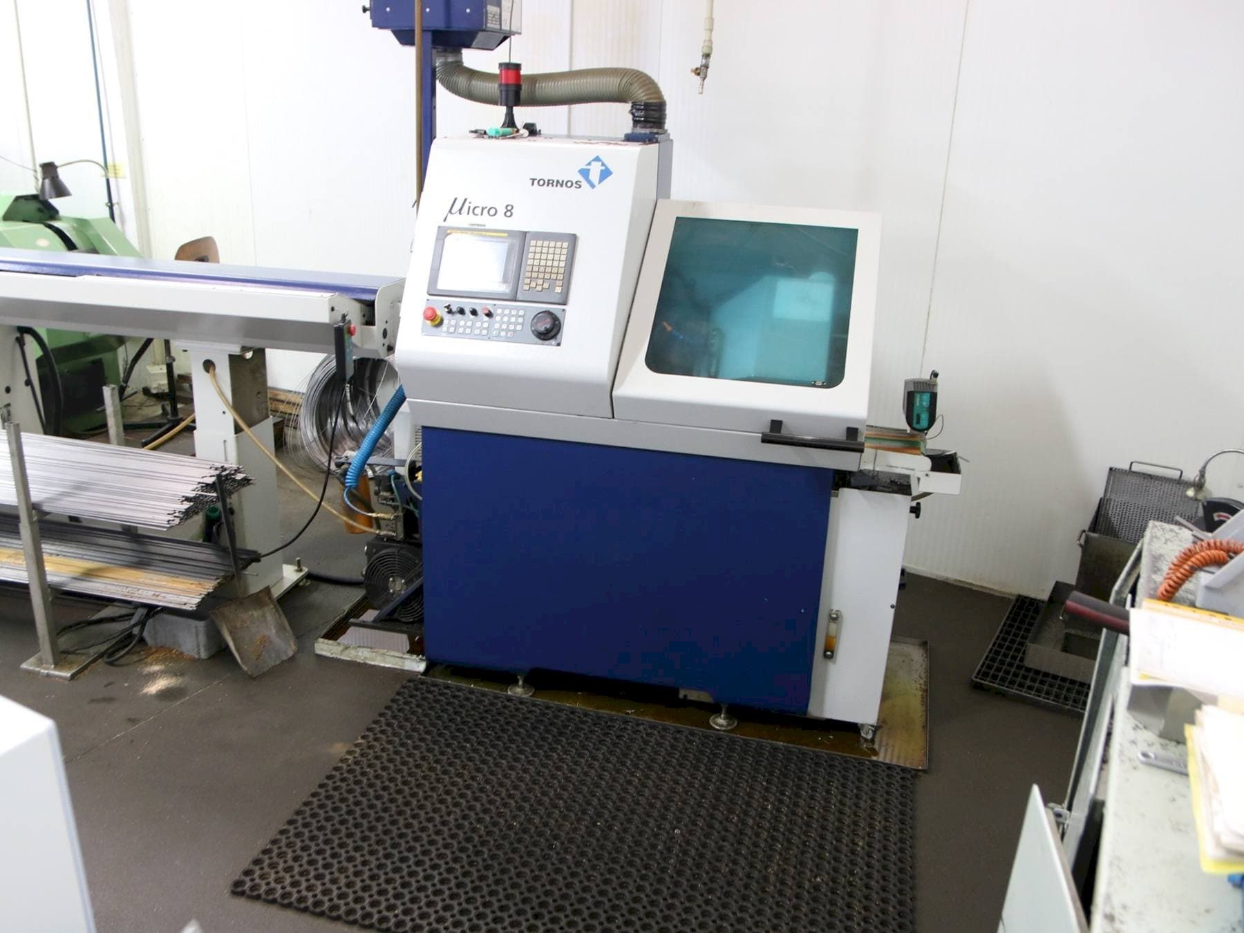 Koneen  Tornos Micro 8 etunäkymä