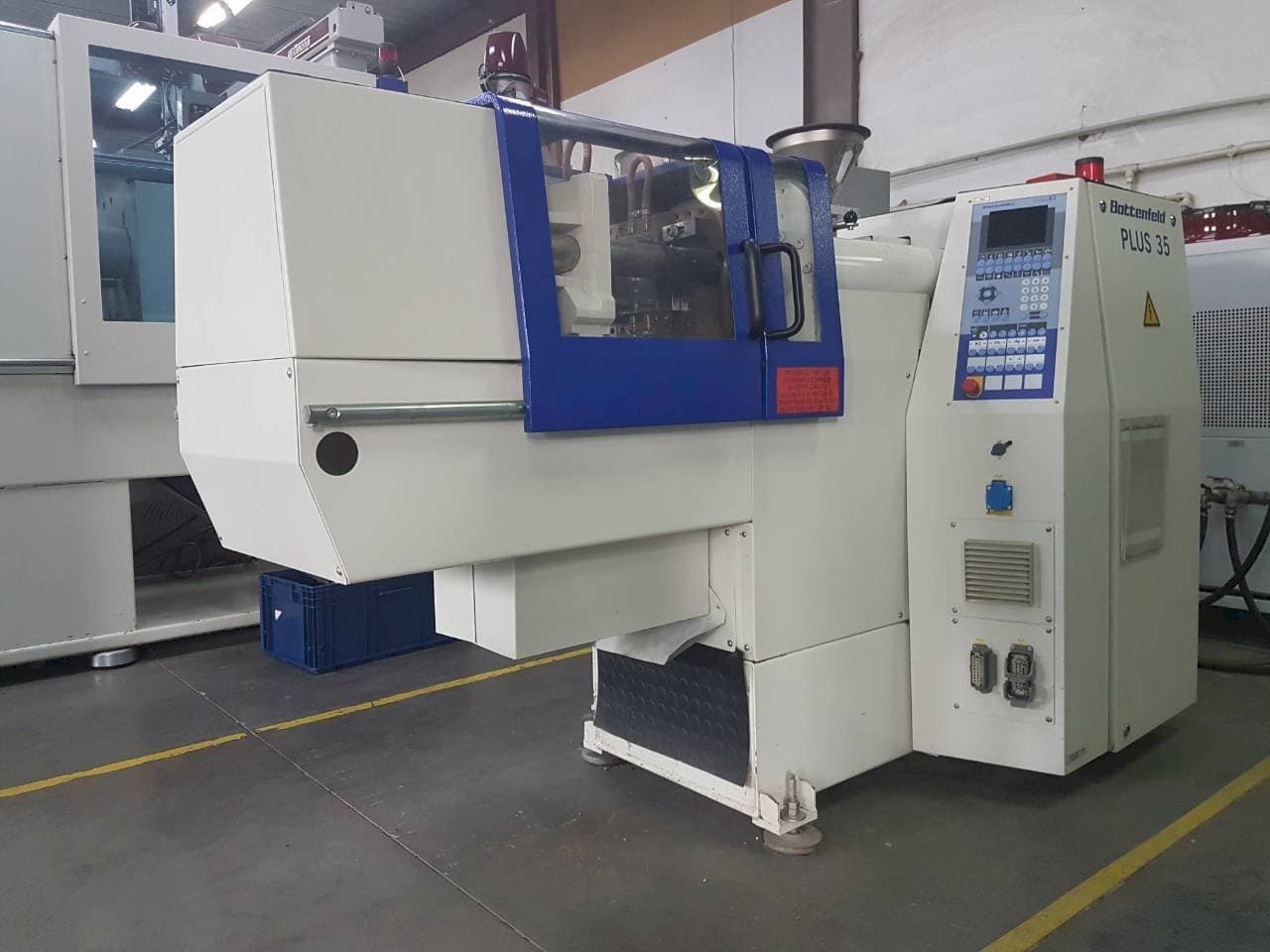 Koneen  Battenfeld PLUS 35/75 etunäkymä