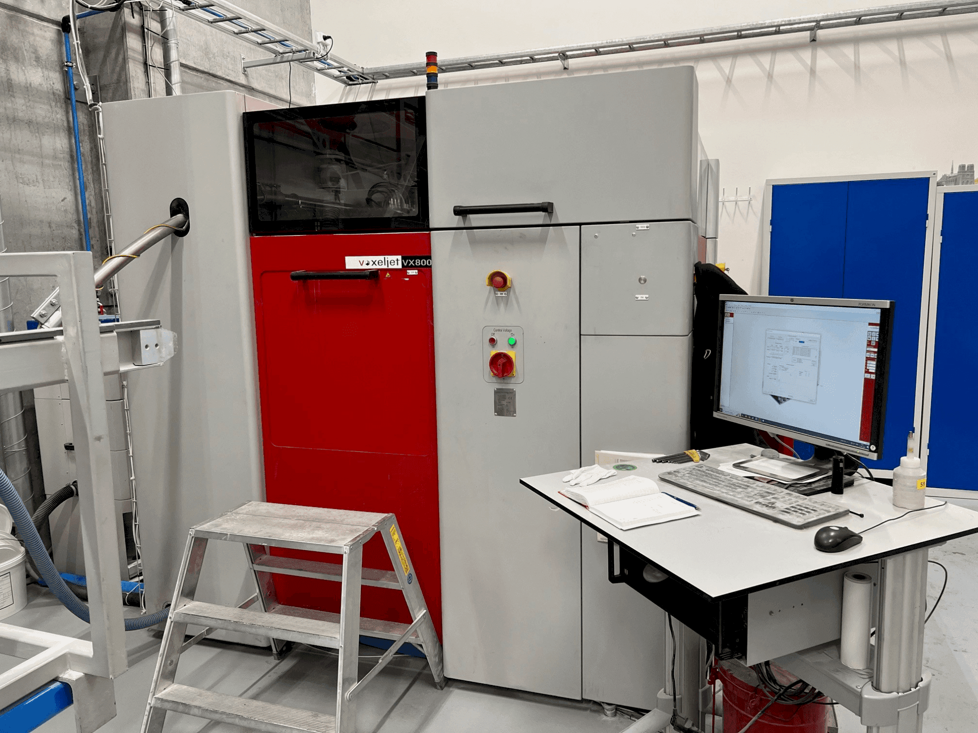 Koneen  VOXELJET VX800 (2010) etunäkymä