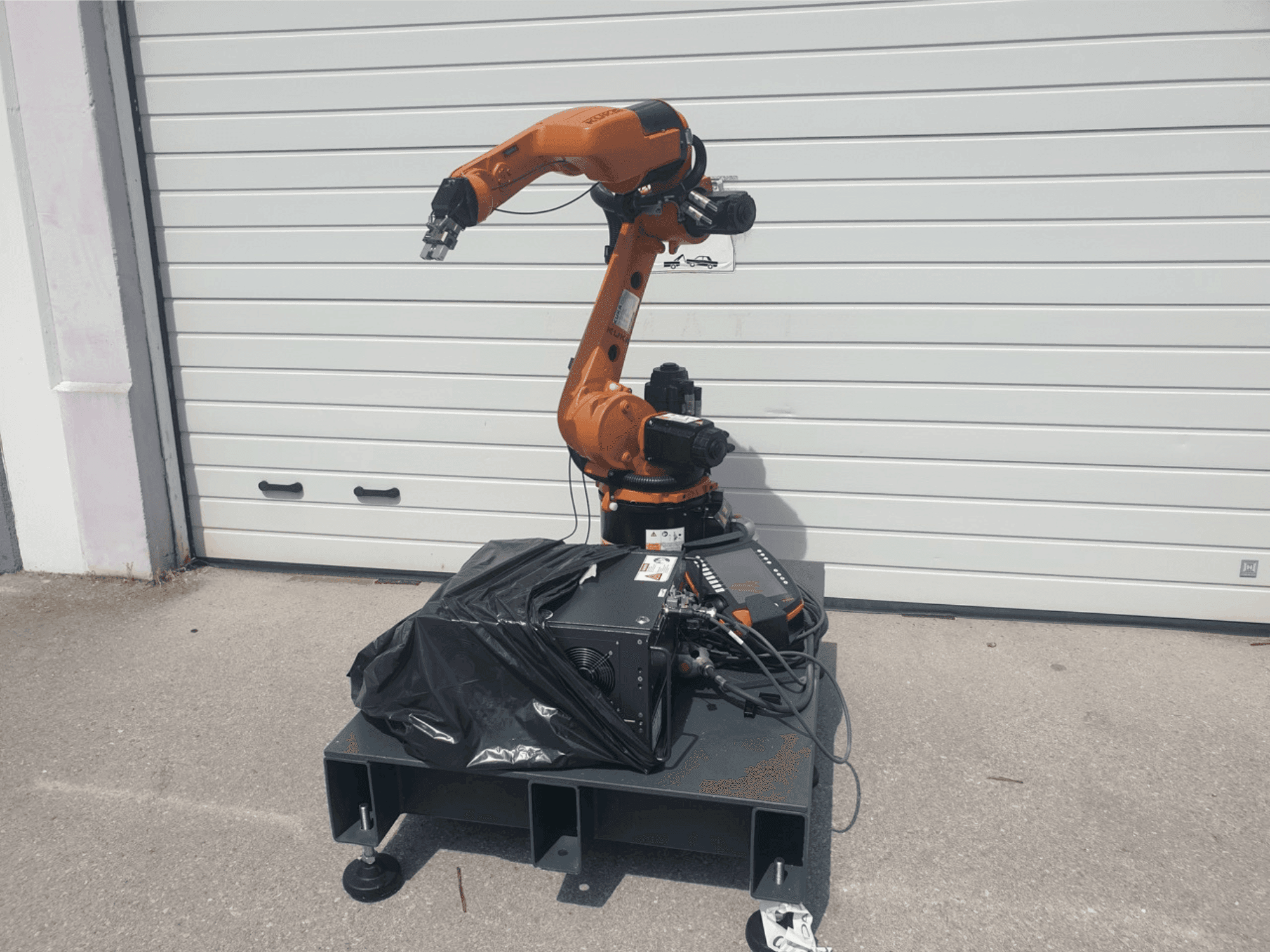 Koneen  KUKA KR 8 R1420 etunäkymä