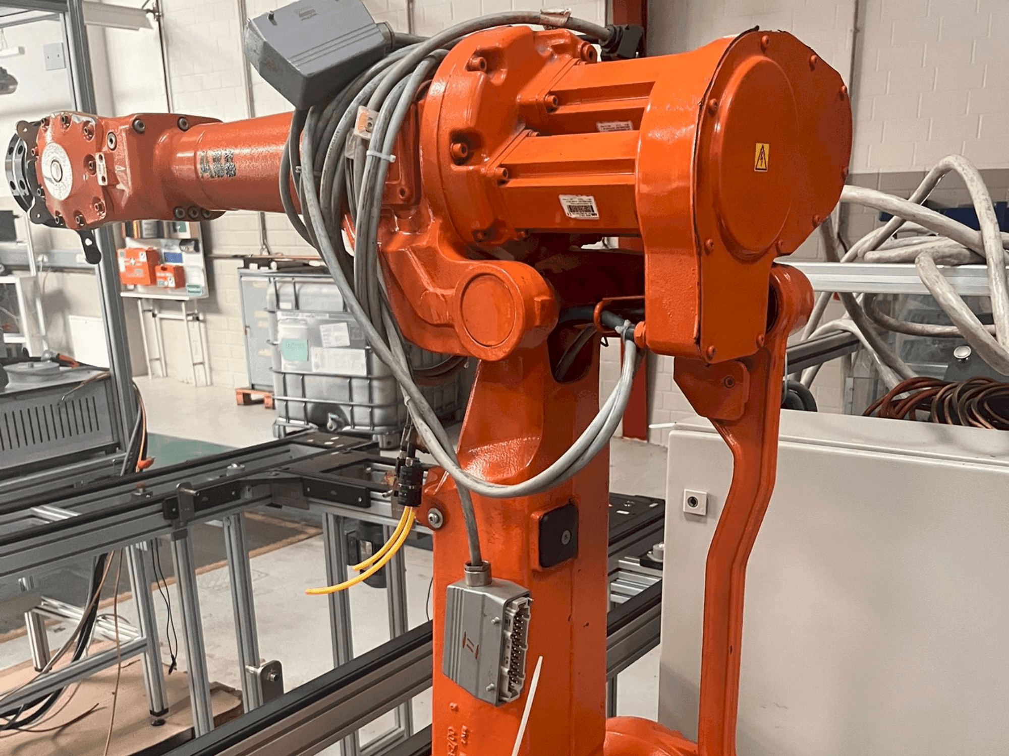 Koneen  ABB IRB 2400 M2004 etunäkymä