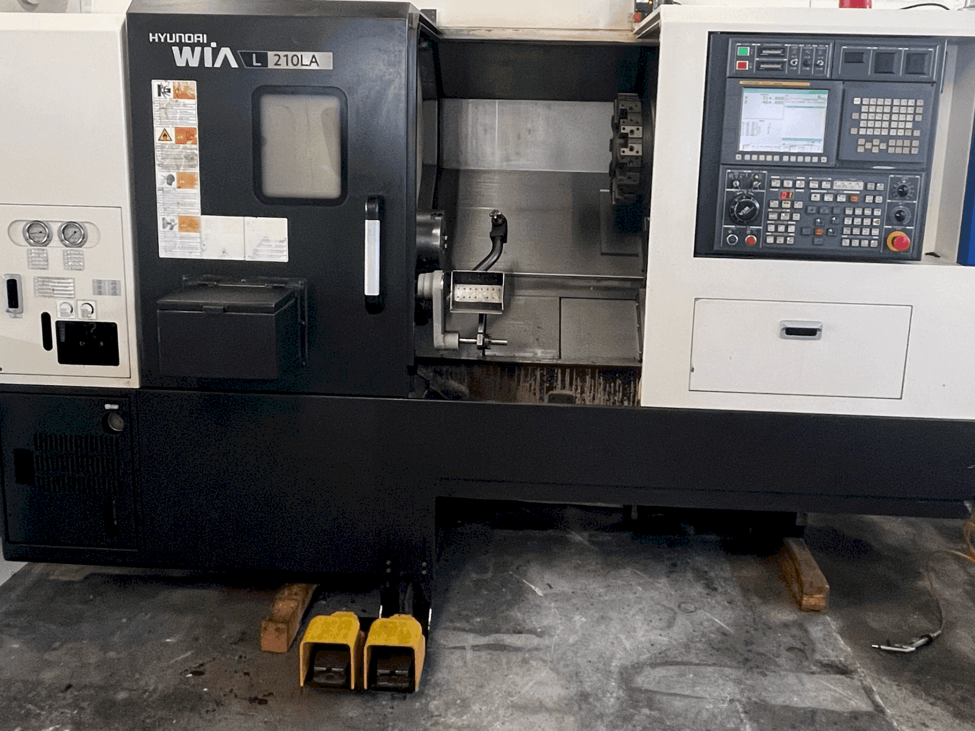 Koneen  HYUNDAI KIA L 210LA etunäkymä