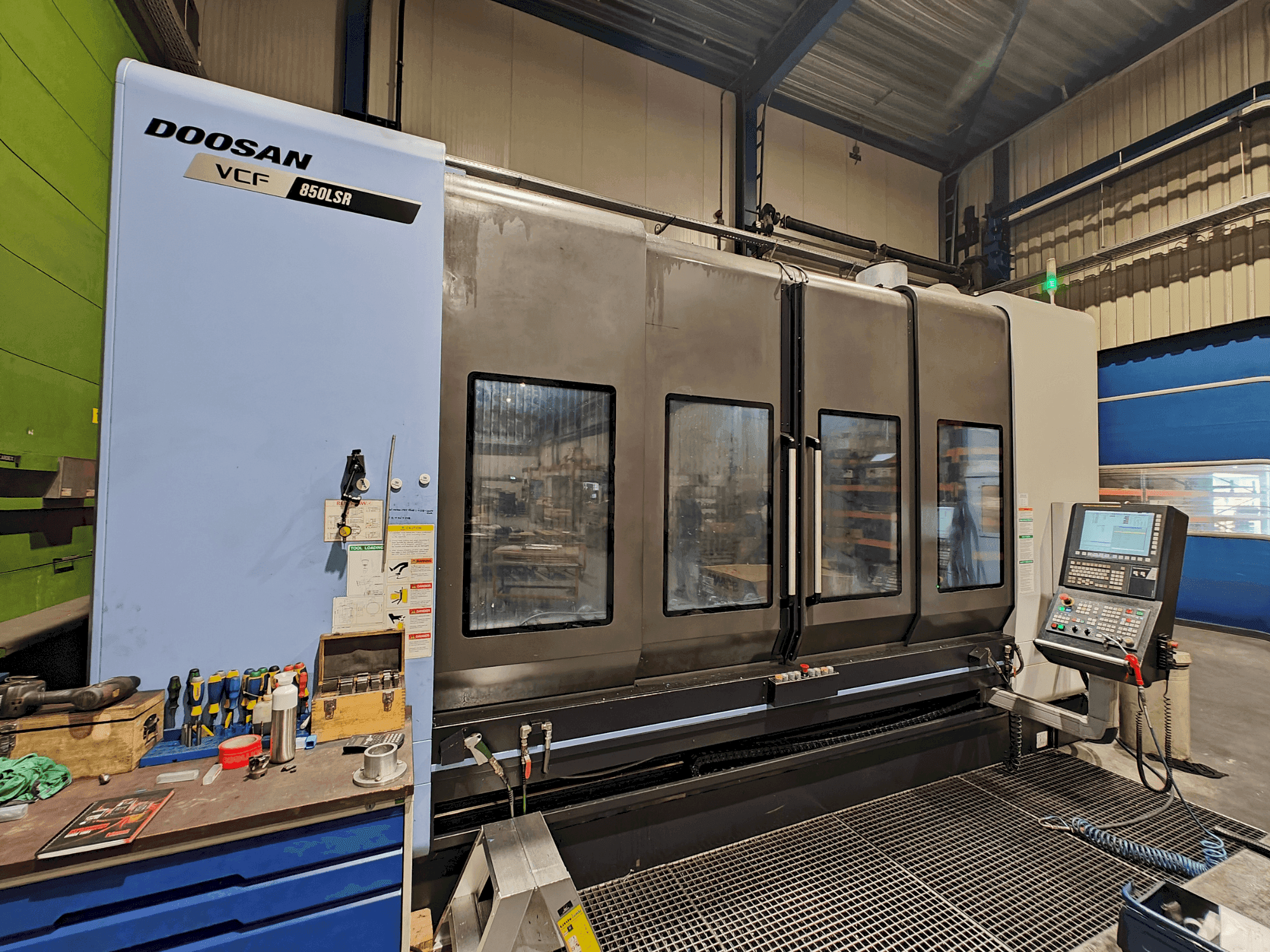 Koneen  DOOSAN VCF 850 LSR etunäkymä