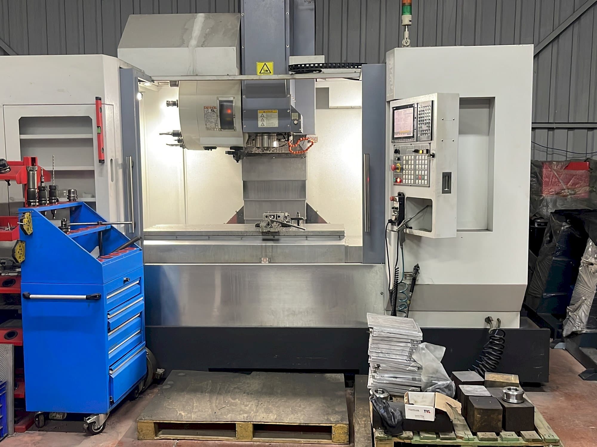 Koneen  Akira Seiki SR2XP etunäkymä