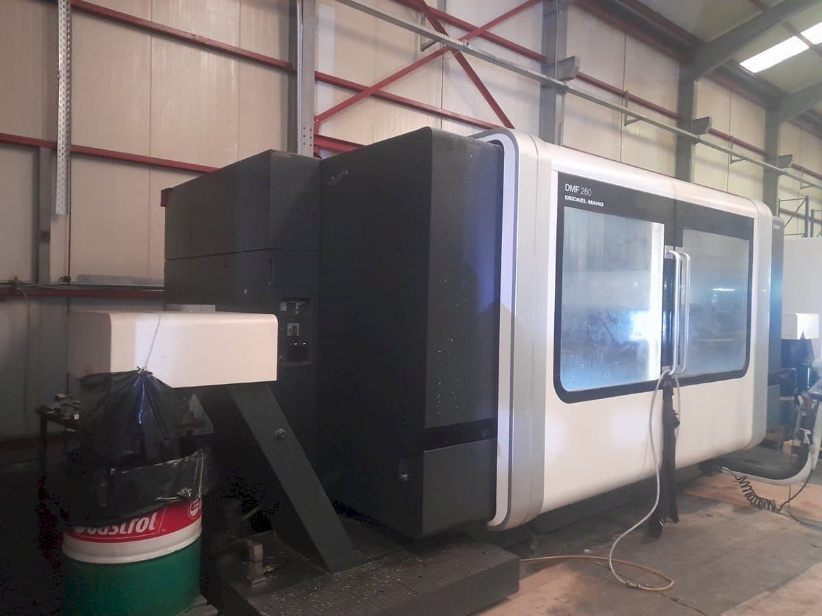 Koneen  DECKEL MAHO DMF 260 vasemman sivun näkymä