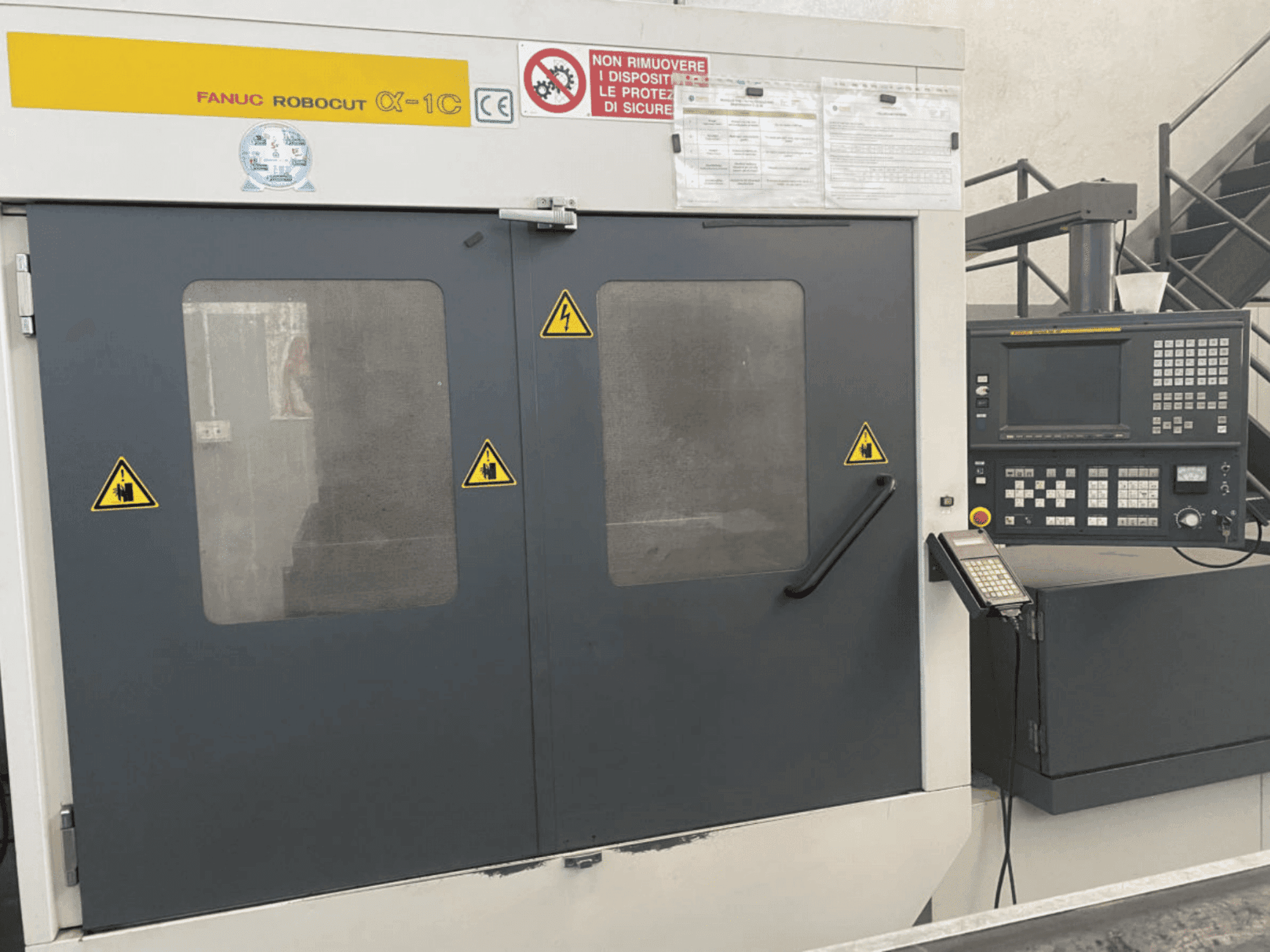 Koneen  FANUC Robocut alpha-1C etunäkymä