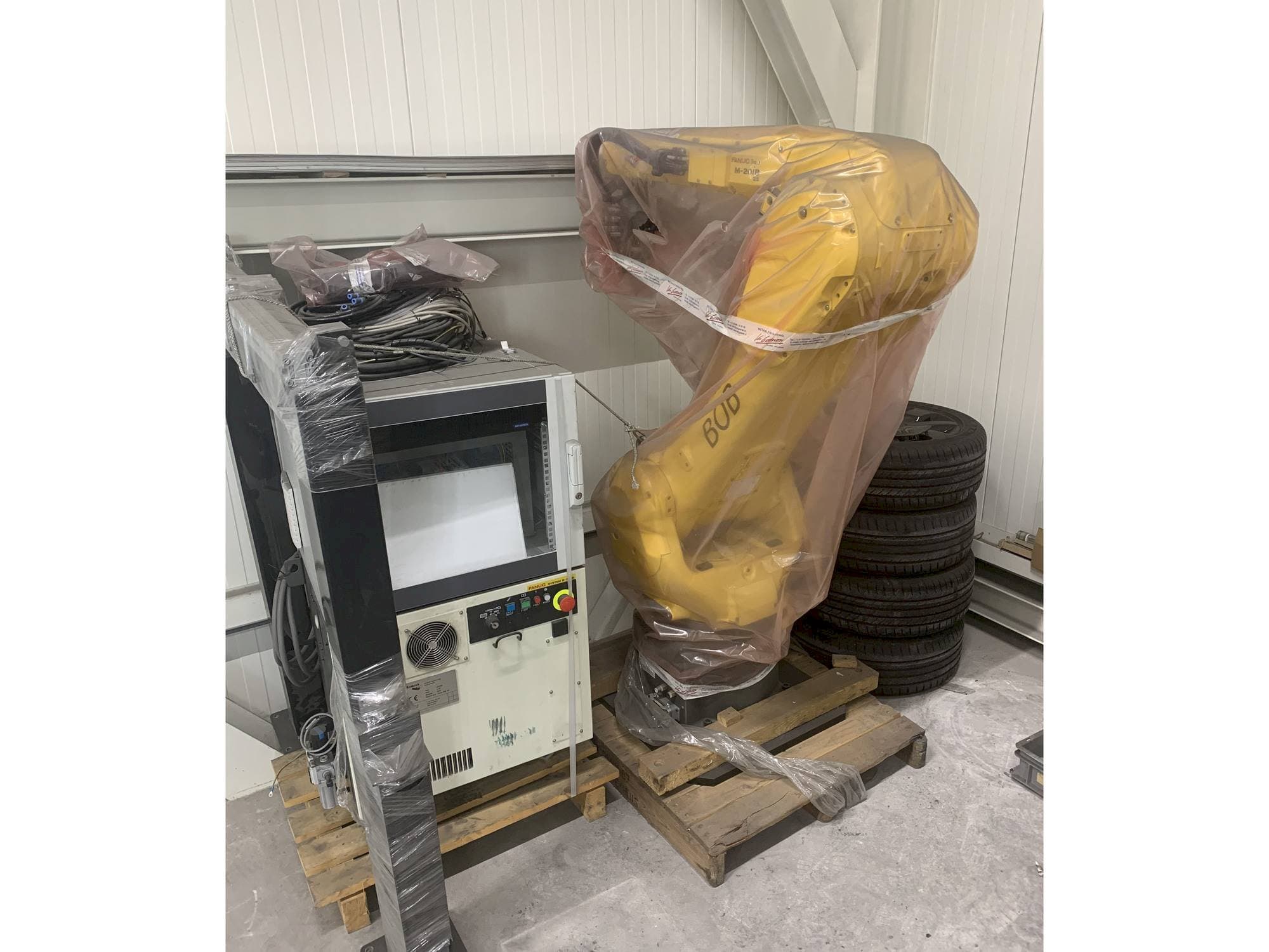 Koneen  FANUC M-20iB etunäkymä