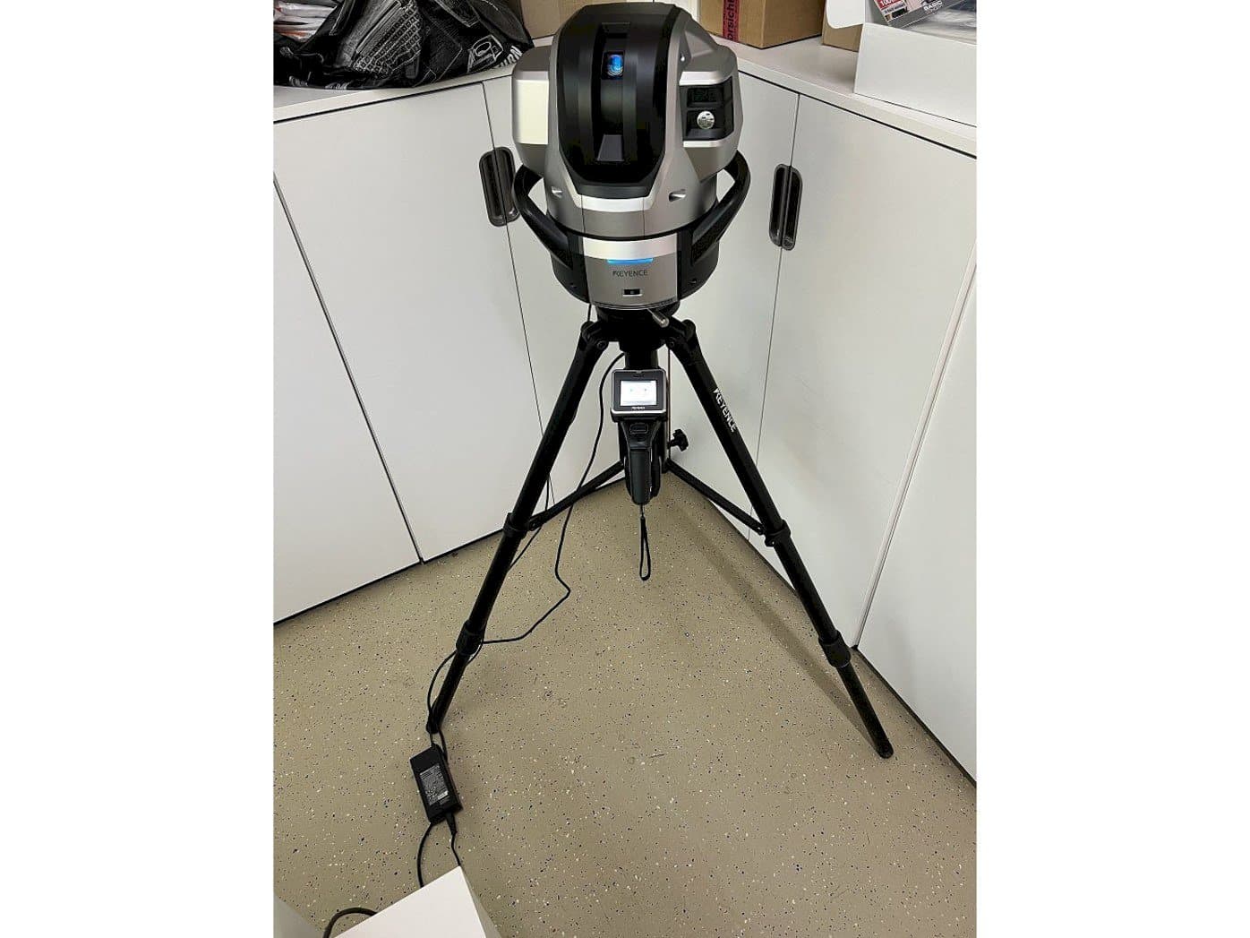 Koneen  KEYENCE WM-C3000 etunäkymä