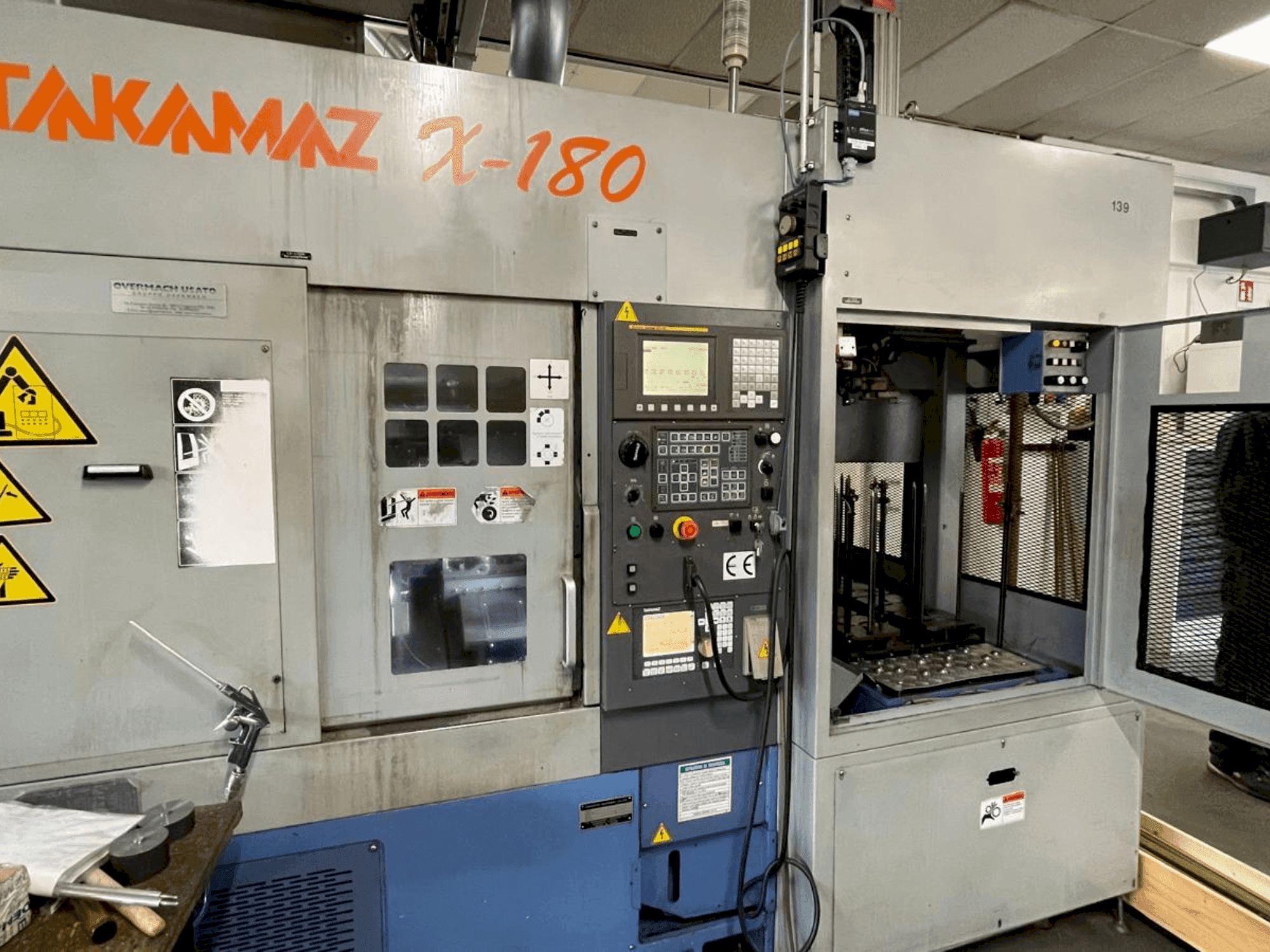 Koneen  Takamaz X-180 etunäkymä