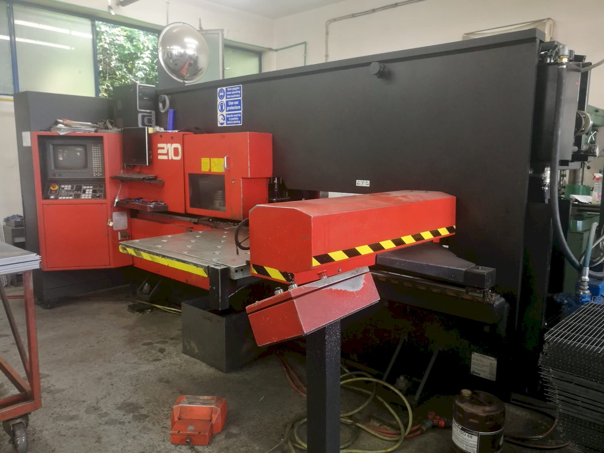 Koneen  AMADA Arcade 210 etunäkymä