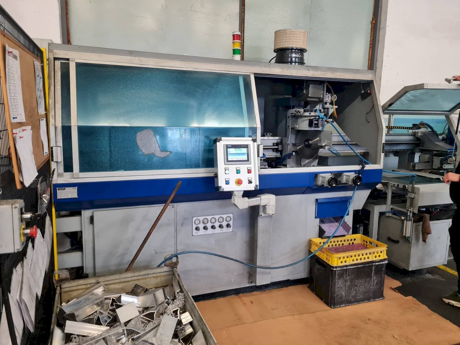 Koneen  OMP EURO 400 CMCNPRL etunäkymä