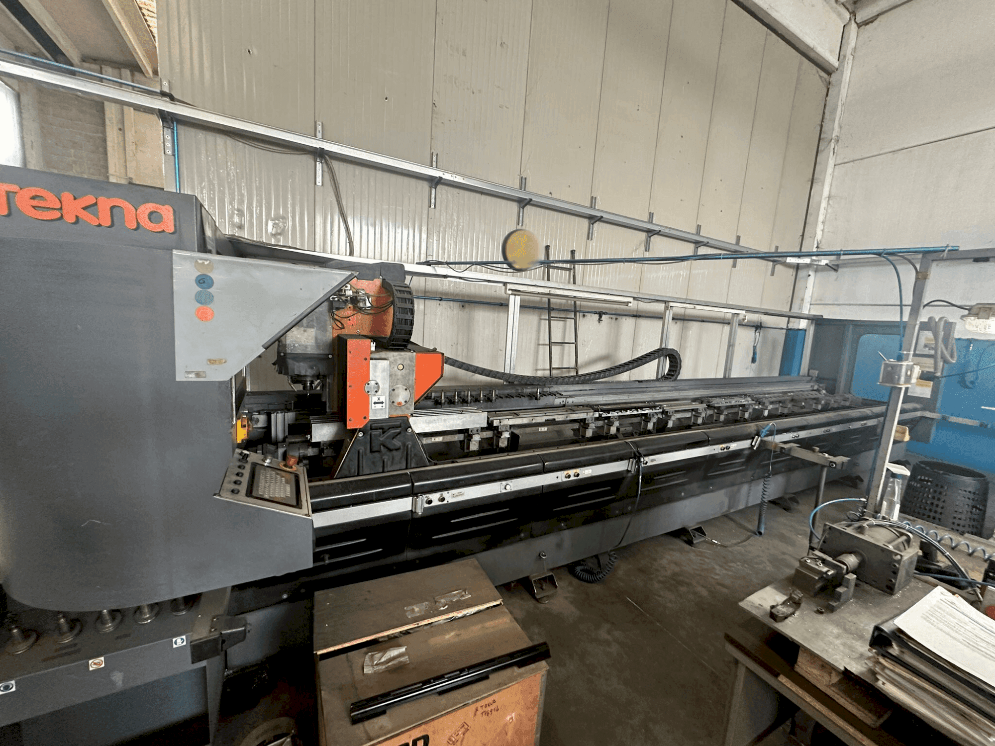 Koneen  Tekna Tk427/6 etunäkymä