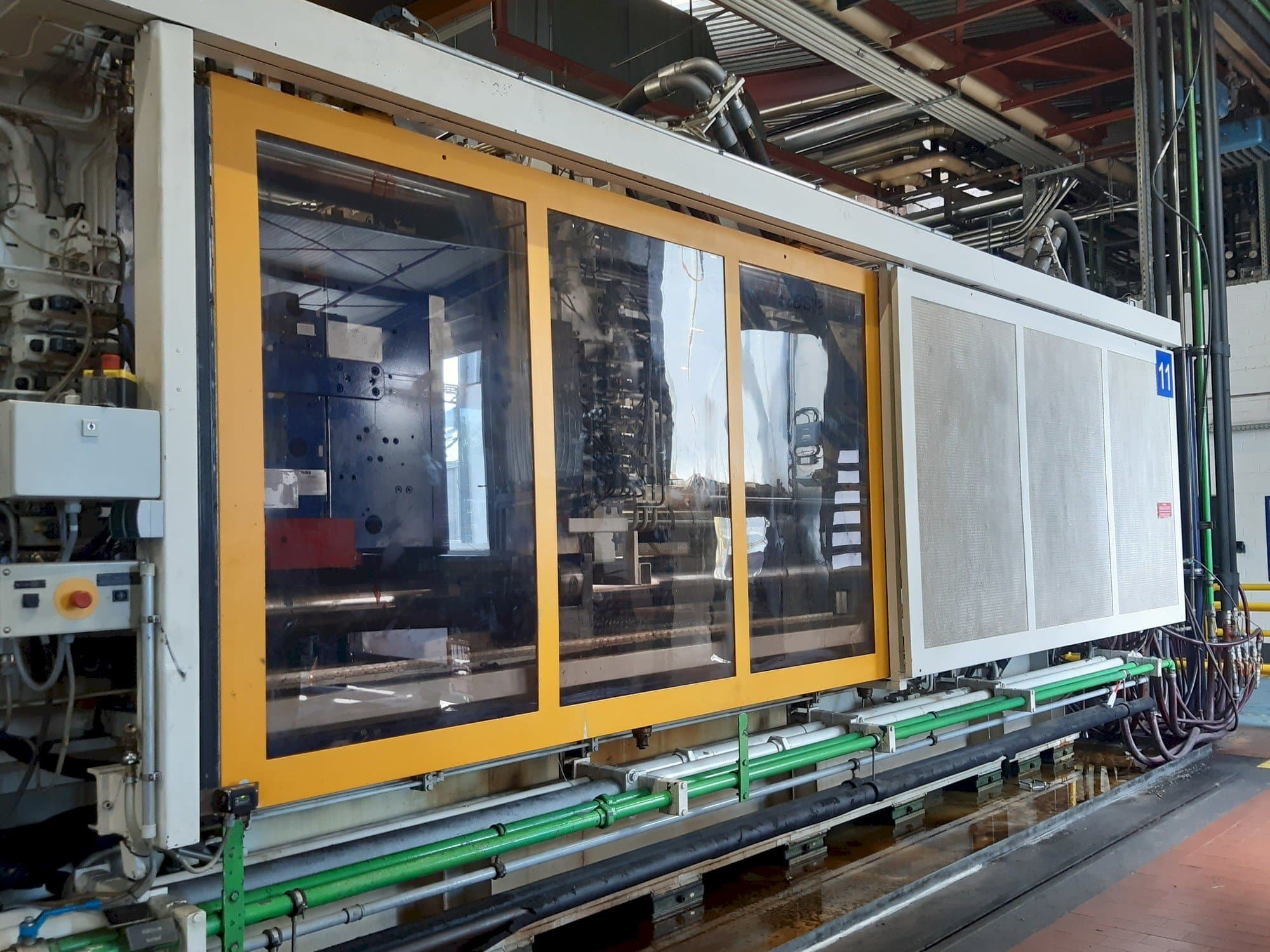 Koneen  Krauss Maffei 1300-8000 M etunäkymä