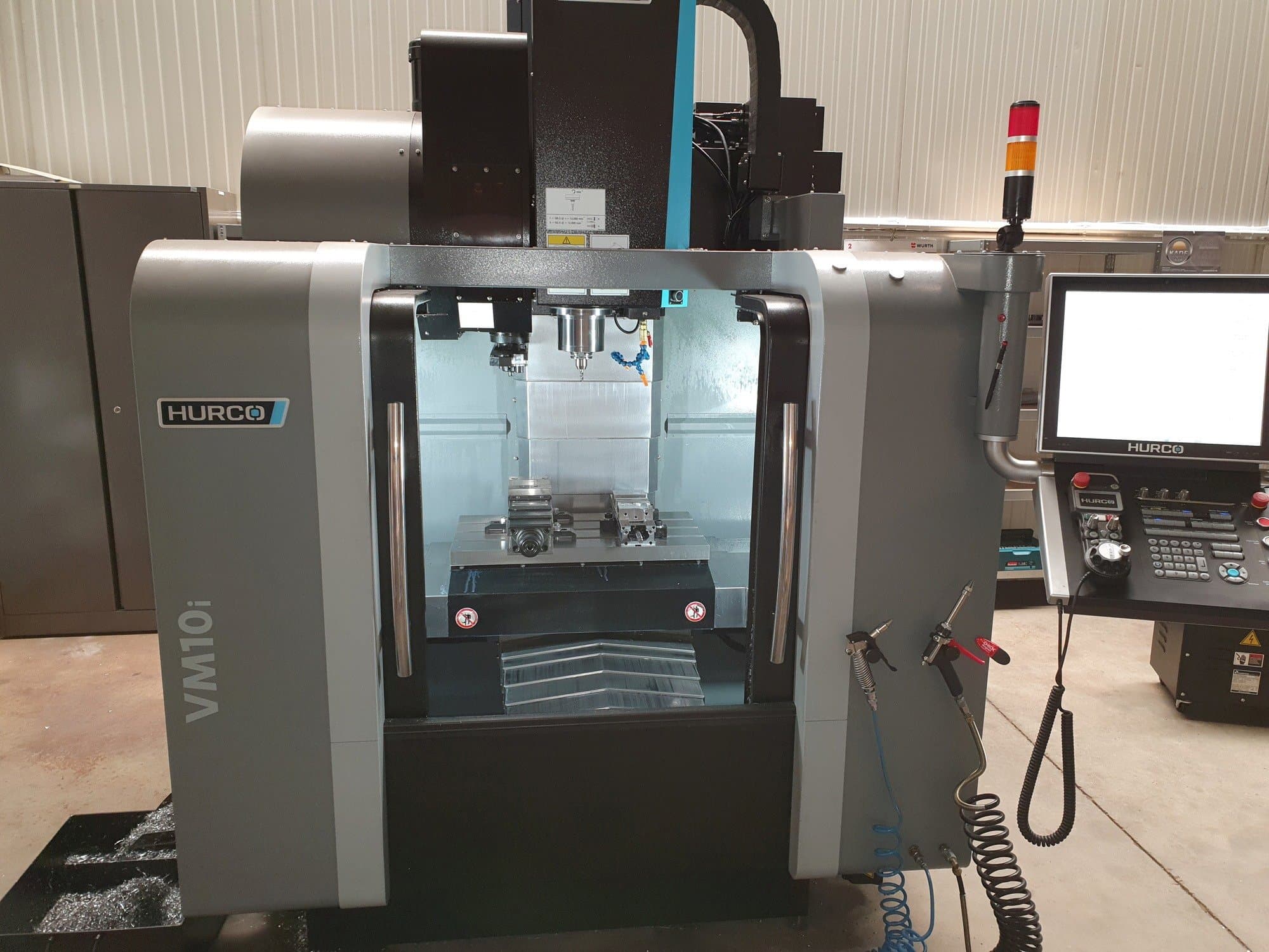 Koneen  Hurco VM10i etunäkymä
