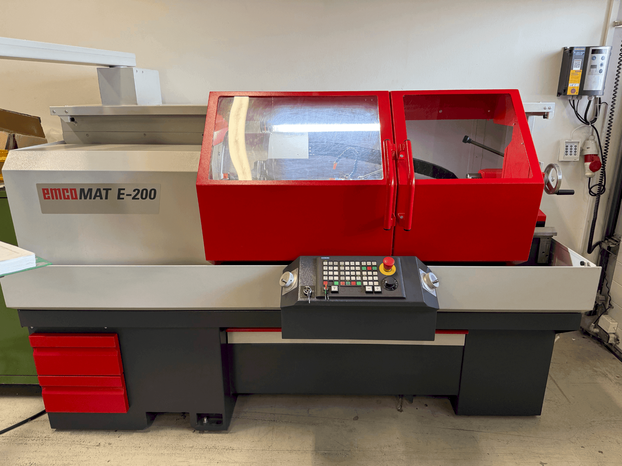 Koneen  EMCO Emcomat E-200 etunäkymä