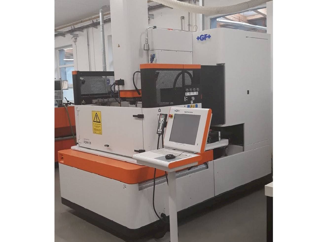 Koneen  AgieCharmilles Form 30 etunäkymä