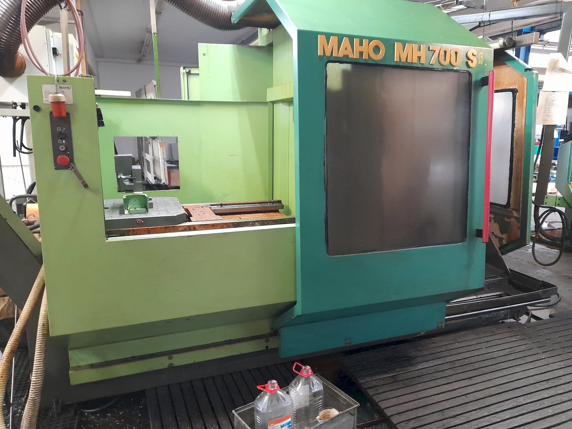 Koneen  MAHO MH 700 S vasemman sivun näkymä