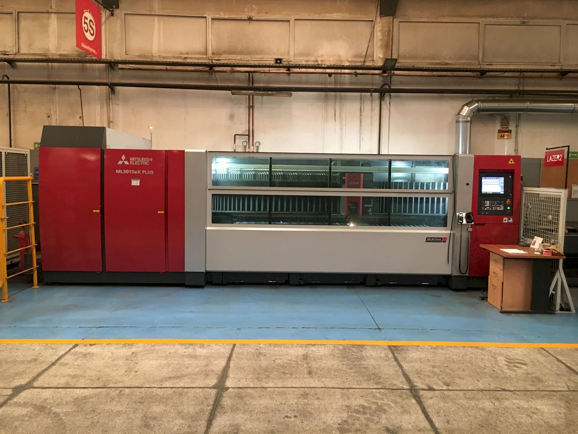 Koneen  Mitsubishi etunäkymä MI3015eX-Plus