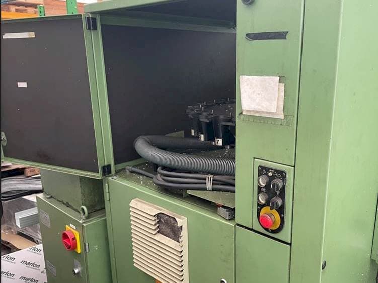 Koneen  DECKEL FP4AT etunäkymä