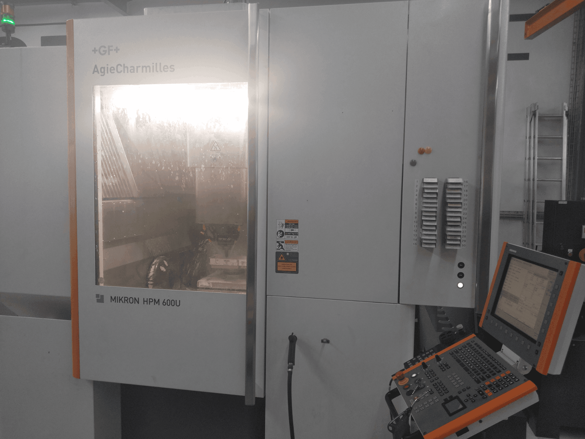 Koneen  MIKRON HPM 600U etunäkymä