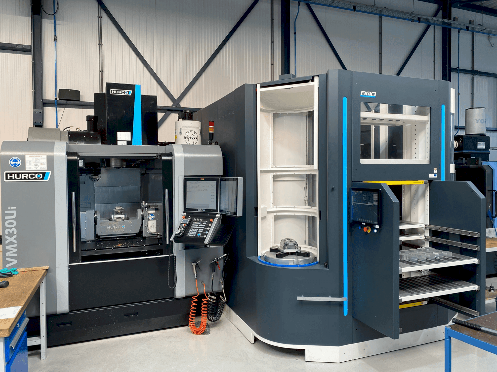 Koneen  Hurco VMX30Ui + BMO Automation Titanium 50 etunäkymä
