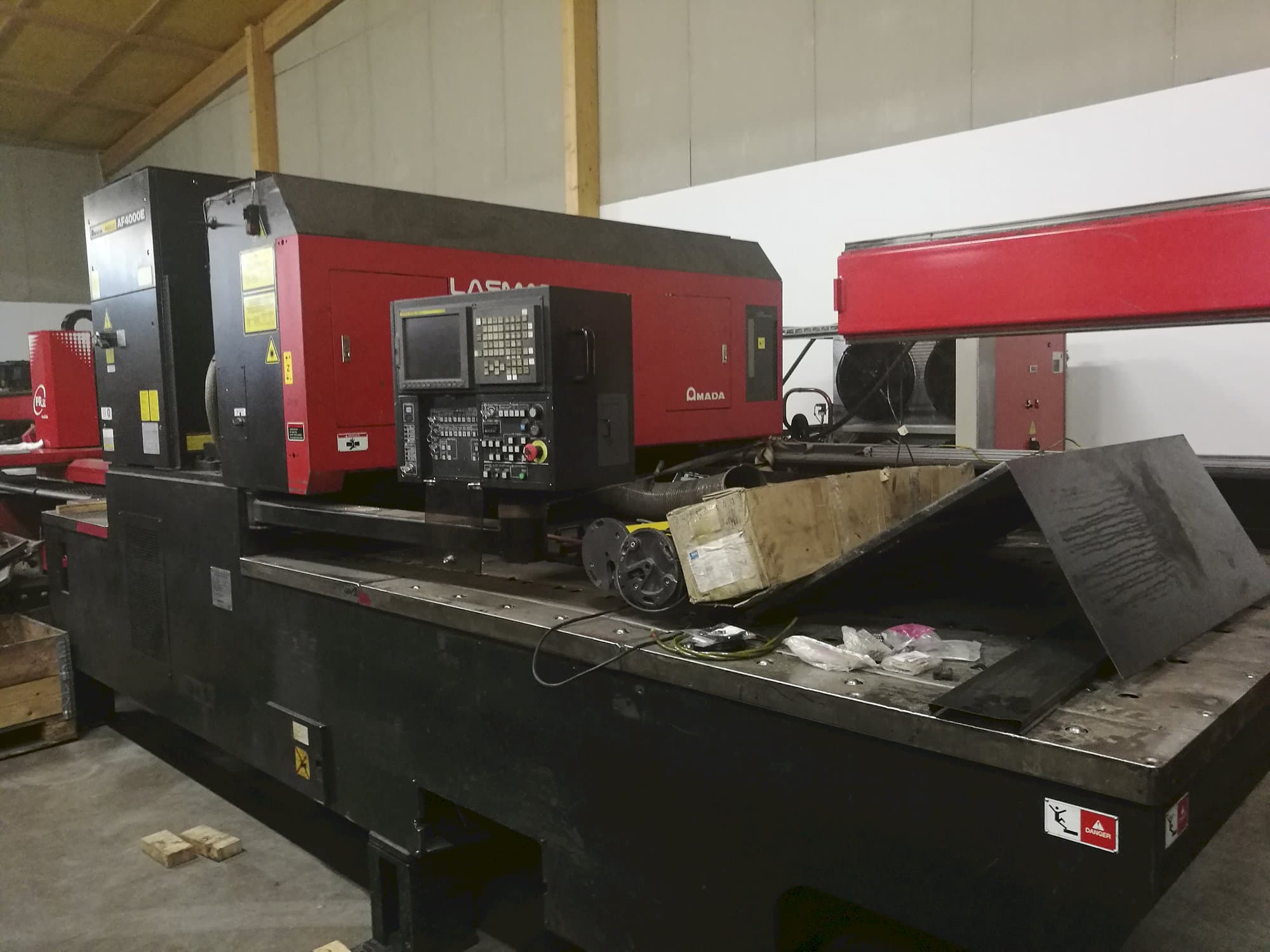 Koneen  AMADA oikea näkymä LC 2415 α3