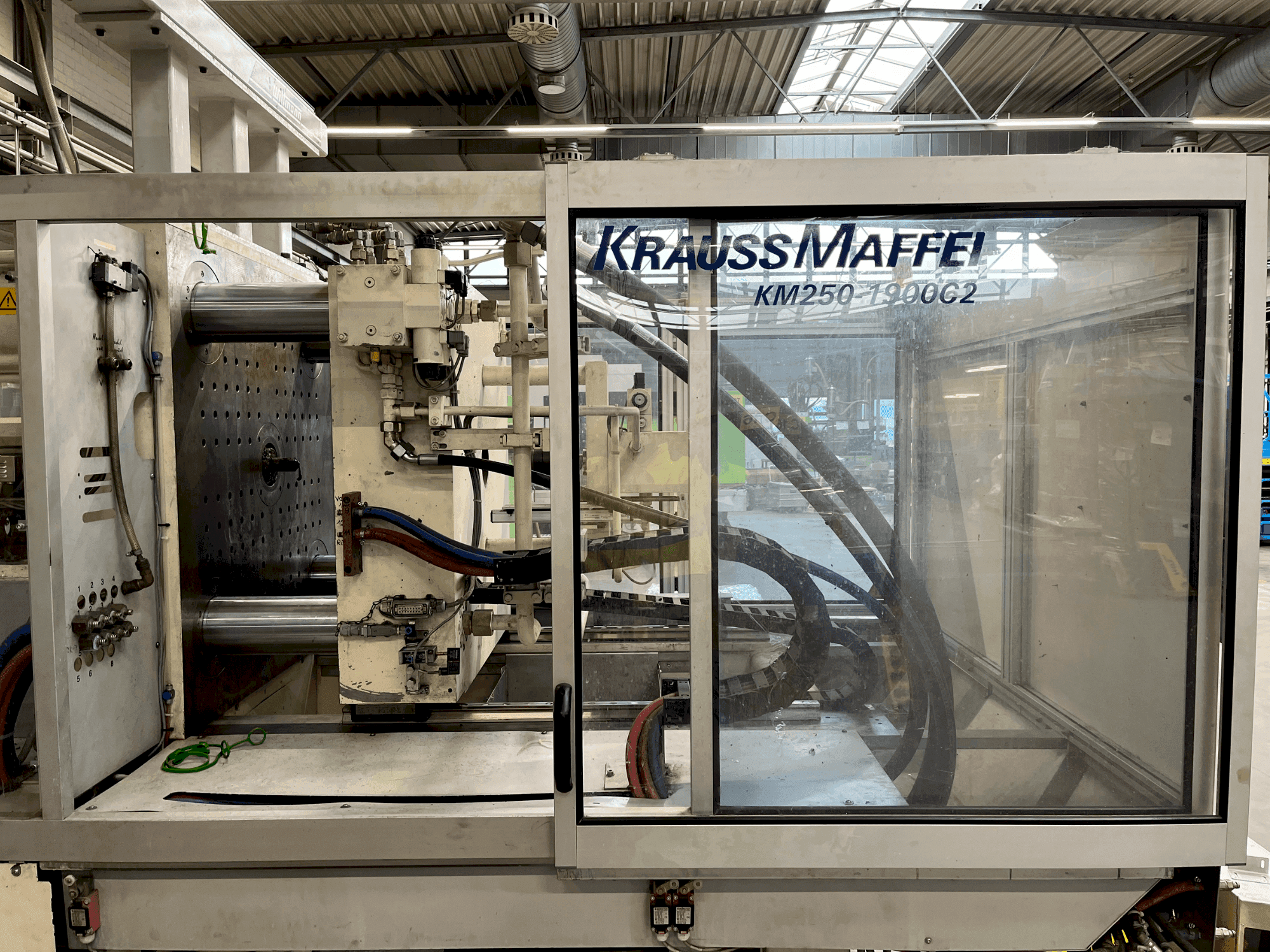 Koneen  Krauss Maffei 250-1900 C2 etunäkymä