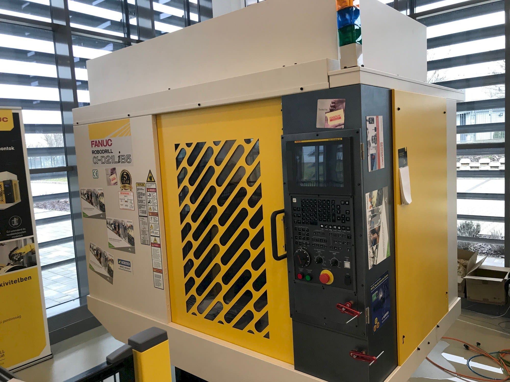 Koneen  FANUC Robodrill Alpha D21LIB5 etunäkymä