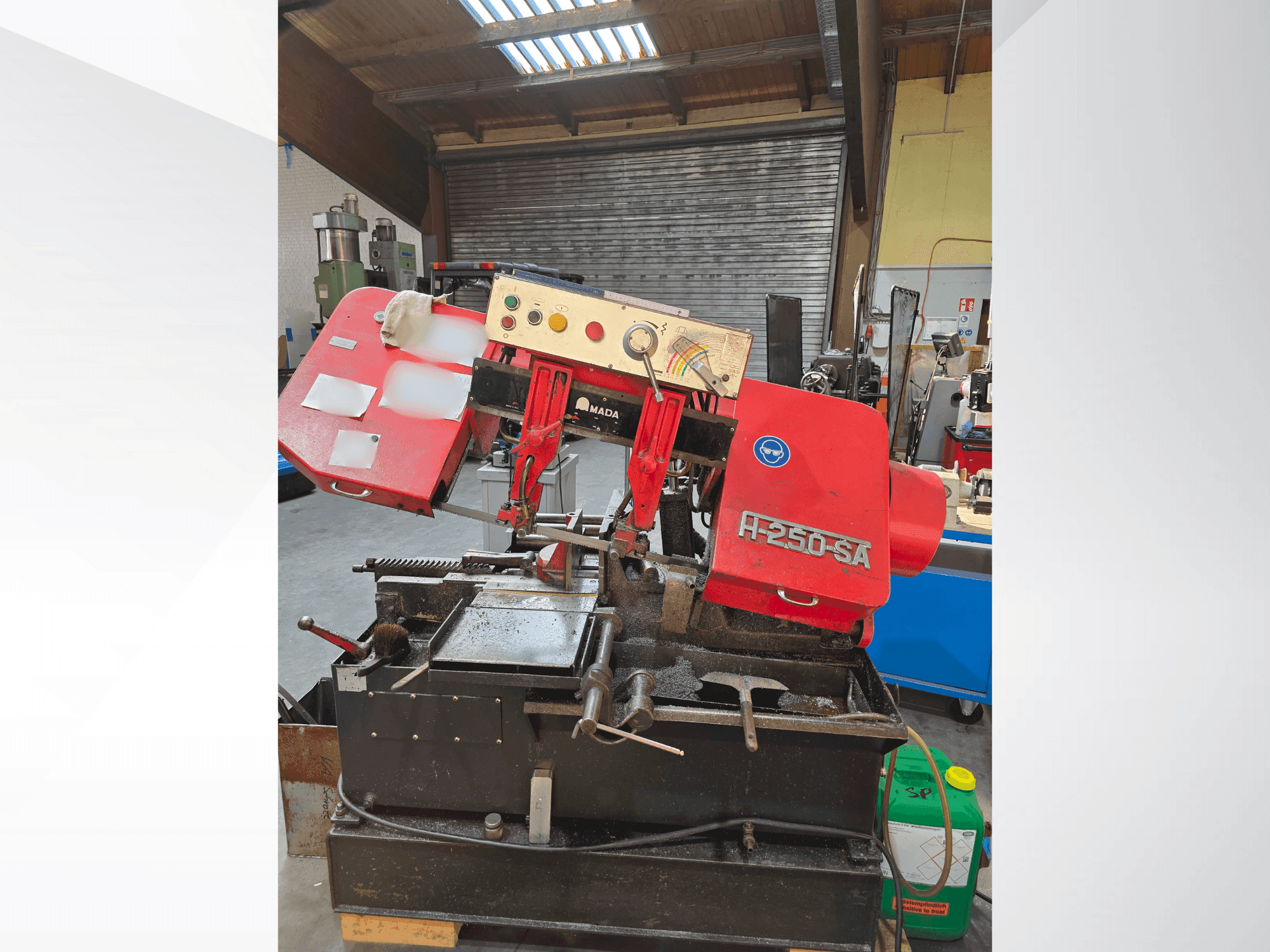 Koneen  AMADA H-250SA etunäkymä