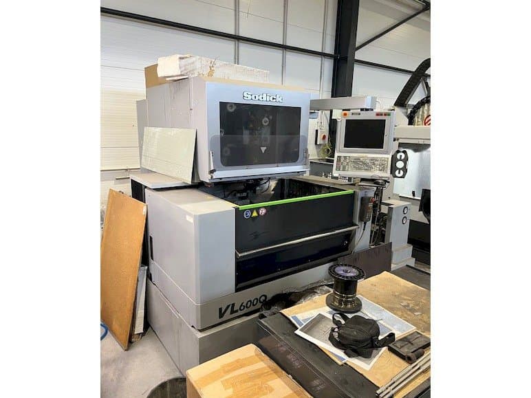 Koneen  Sodick VL600Q etunäkymä