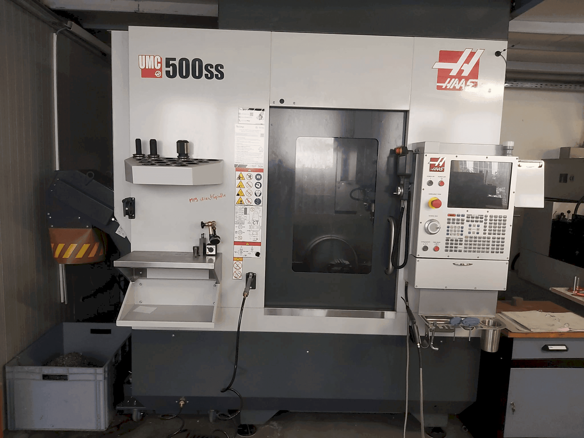 Koneen  HAAS UMC-500SS etunäkymä